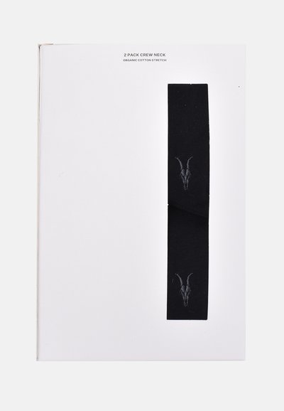 Pack de deux t-shirts noirs en coton bio stretch col rond avec broderie tête de chèvre, présentés dans un emballage blanc.