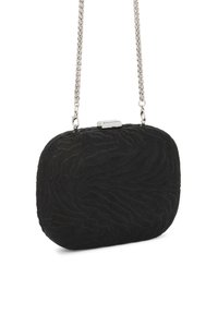 Melnā clutch soma ar teksturētu viļņotu rakstu, taisnstūra formā, ar sudraba ķēdes siksnu un metāla aizdari.
