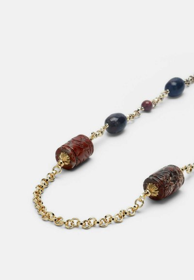 Aranylánc nyaklánc nagy, bordóbarna hengeres faragott gyöngyökkel és kisebb, sima sötétkék és lila gyöngyökkel fehér háttéren.