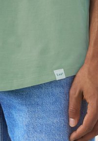 Lee SHAPED TEE - T-shirts - olive/light green