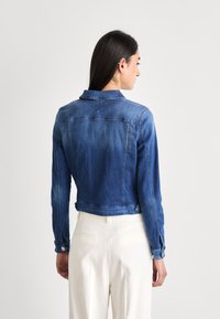 Tommy Jeans VIVIANNE SLIM TRUCKER - Traper jakna - blue denim