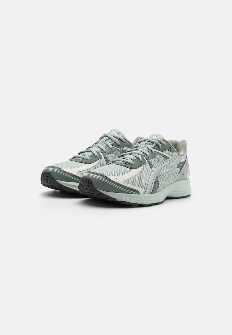 Hellgrüne Sportschuhe mit Obermaterial aus Mesh und Synthetik, strukturiertem Gummisohle, gepolsterter Ferse und kontrastierenden grauen Akzenten.