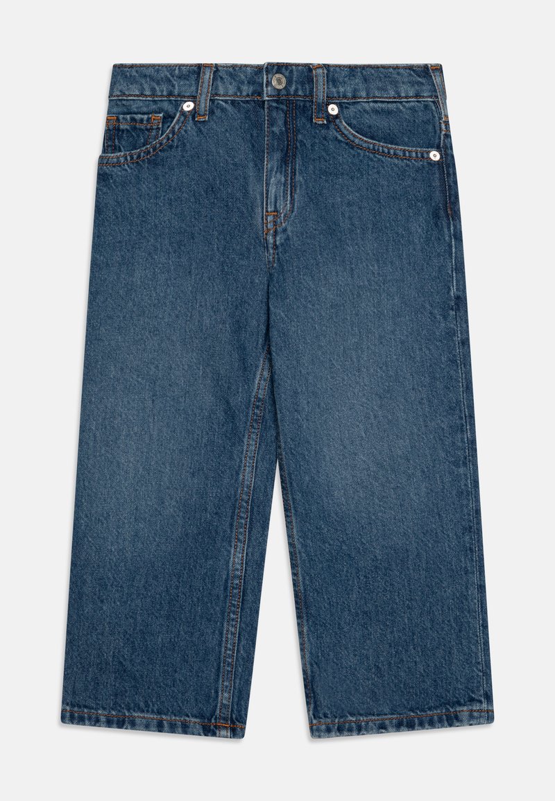 Jeans kratke hlače v temno modri barvi s ravnim krojem. Imajo pet žepov, vidno šivanje ter zapiranje na gumb in zadrgo.