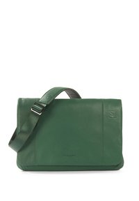 Borsa messenger in pelle verde con forma rettangolare, tracolla regolabile, texture sottile e logo inciso sulla parte anteriore.