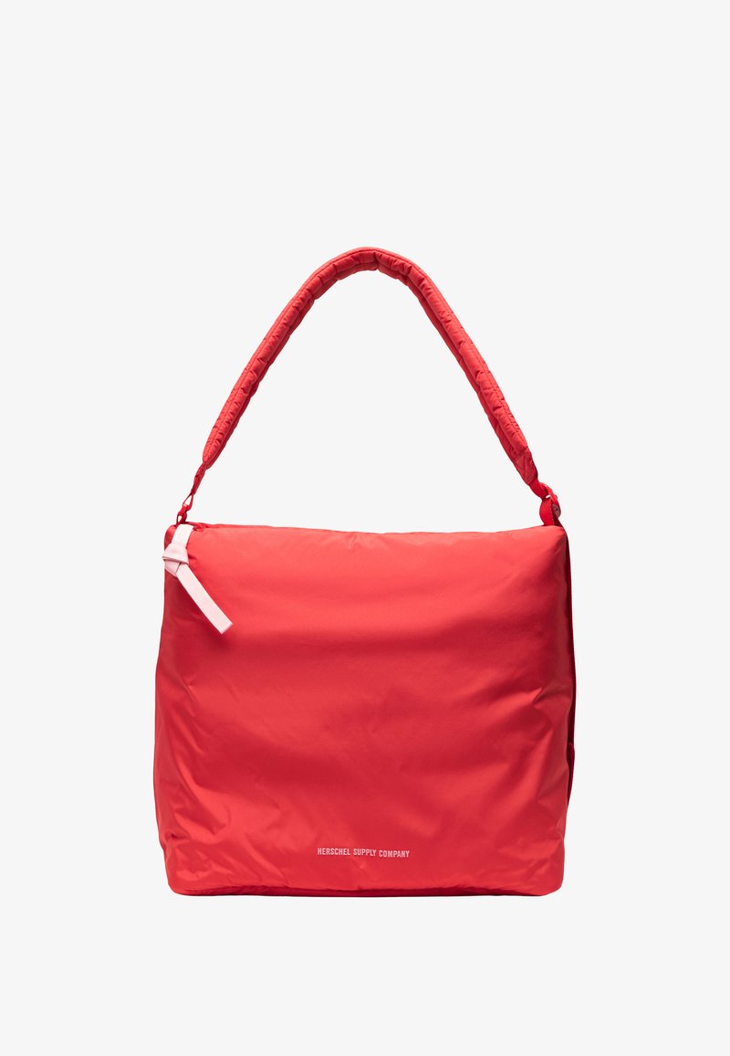 Sac bandoulière rectangulaire rouge avec une poignée rembourrée, une tirette de fermeture éclair blanche et le texte « Herschel Supply Company » près du bas au centre.
