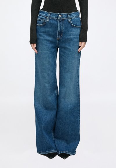 Τζιν παντελόνι με φαρδιά μπατζάκια σε μεσαίο μπλε πλύσιμο, με κλασικό σχέδιο με πέντε τσέπες, κλείσιμο με κουμπιά και ελαφριά ξεθώριασμα στο ύφασμα.