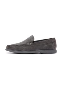Mocassins en cuir velours gris avec un bout arrondi, semelle plate en caoutchouc et détail de couture décoratif à l'avant. Texture lisse avec une finition mate.