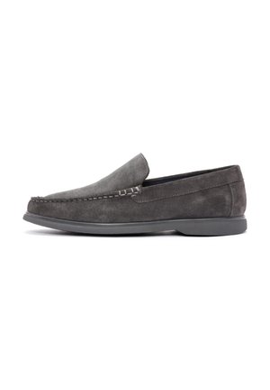 Mocasines de ante gris con puntera redondeada, suela de goma plana y detalle de costura decorativa en la parte delantera. Textura suave con un acabado mate.