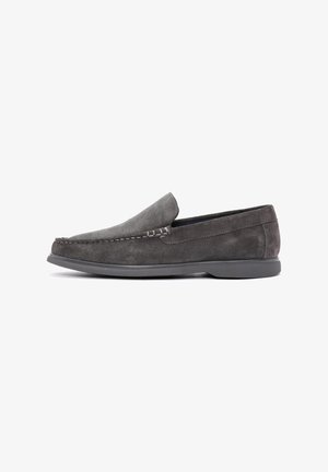 Mocasines de ante gris con puntera redondeada, suela de goma plana y detalle de costura decorativa en la parte delantera. Textura suave con un acabado mate.
