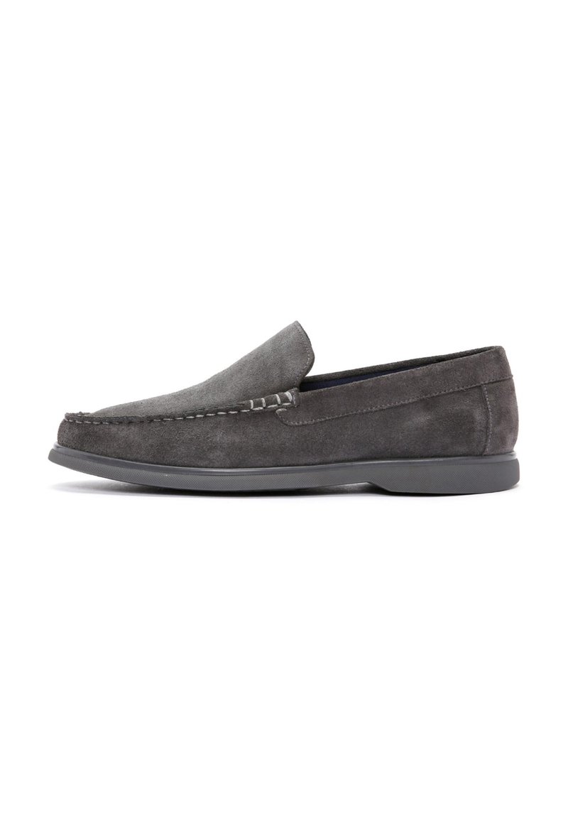 Mocassins en cuir velours gris avec un bout arrondi, semelle plate en caoutchouc et détail de couture décoratif à l'avant. Texture lisse avec une finition mate.