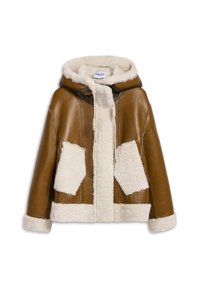 Bruine leren jas met een crèmekleurige schapenwollen voering, kap, voorzakken en manchetten, met een trekkoord en rits aan de voorkant.