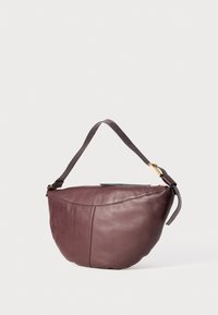 Borsa in pelle borgogna con forma arrotondata e tracolla regolabile. Presenta una superficie liscia e dettagli in metallo dorato.