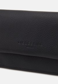 Czarny skórzany portfel o teksturowanym wykończeniu, z wytłoczonym logo "LIEBESKIND BERLIN" oraz czystym, minimalistycznym designem.