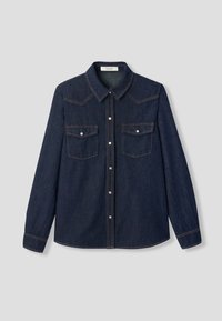 Chemise en denim bleu foncé avec un col pointu, deux poches poitrine et une fermeture à boutons-pression avec des détails de surpiqûres orange contrastantes.