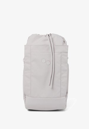 Helles grauer Rucksack mit zylindrischer Form, strukturiertem Stoff, Kordelzugverschluss und einer Fronttasche mit zwei runden Akzenten.