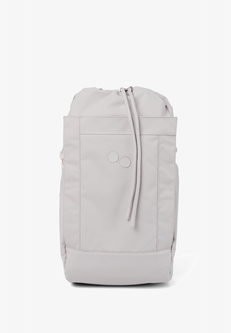 Helles grauer Rucksack mit zylindrischer Form, strukturiertem Stoff, Kordelzugverschluss und einer Fronttasche mit zwei runden Akzenten.