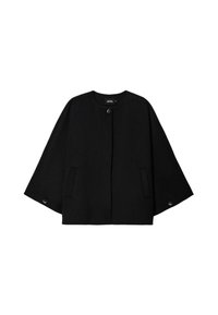 Cape en laine noire avec un col rond, fermeture à boutons sur le devant et poches latérales. Présente une texture lisse et un design minimaliste.
