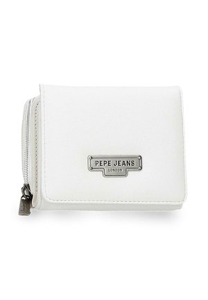 Cartera blanca Pepe Jeans con solapa frontal, placa de logo metálica y bolsillo lateral con cremallera.