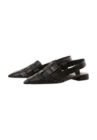 Czarne plecione skórzane buty na obcasie typu slingback z ostrym noskiem, płaską podeszwą i otwartymi tyłami, z teksturowanym wzorem i minimalnymi dodatkami.