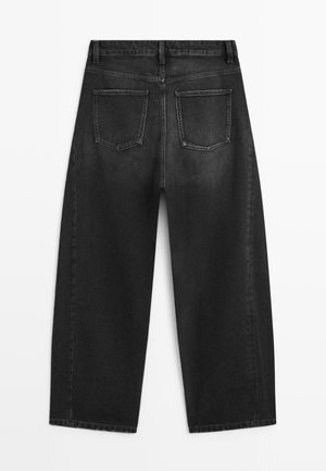 Jeans di jeans neri a gamba larga con tasche posteriori e passanti per cintura, mostrati distesi dalla parte posteriore su sfondo bianco.