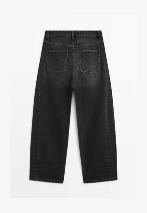 Jeans di jeans neri a gamba larga con tasche posteriori e passanti per cintura, mostrati distesi dalla parte posteriore su sfondo bianco.