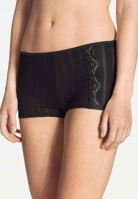 Zwarte short-stijl onderbroek met gestructureerde strepen, kanten rand aan één zijde en een zachte, elastische tailleband.