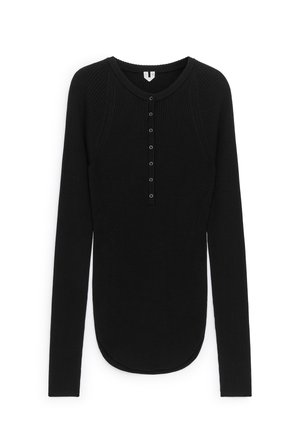 Sort langærmet ribstrikket henley-shirt med rund halsudskæring og seks knapper i placket, let buet kant, vist på hvid baggrund.