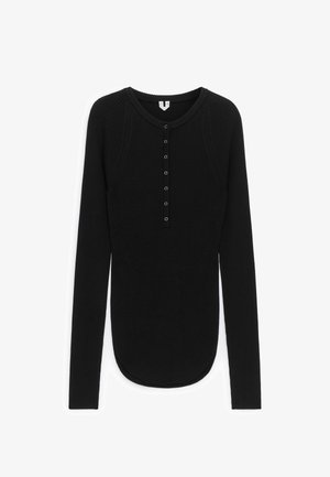 Sort langærmet ribstrikket henley-shirt med rund halsudskæring og seks knapper i placket, let buet kant, vist på hvid baggrund.