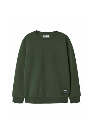 Sweat-shirt vert foncé à manches longues avec col, poignets et bas côtelés, avec une petite étiquette noire sur le bas gauche à l'avant.