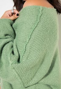 Studio Untold V-HALS WIJDE LANGE MOUWEN - Strickpullover - sage green