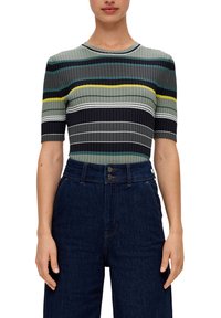 Geribbelde gebreide top met korte mouwen, voorzien van horizontale strepen in groen, marineblauw, zwart en geel. Gecombineerd met hoogstaand donkere denimbroeken.