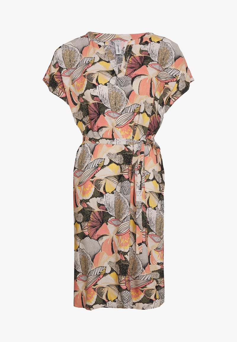 Robe à motif floral avec des manches courtes, taille à nouer et décolleté en V. Comprend des accents roses, jaunes et noirs sur un fond clair. Tissu léger.