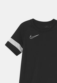 Svart Dri-FIT träningströja med rund hals, grå meshdetalj på ärmarna och en vit Nike-logotyp på bröstet.