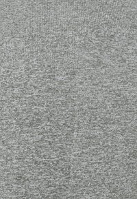 Tessuto grigio chiaro con una trama testurizzata, caratterizzato da un sottile motivo variopinto e da sfumature di grigio diverse in tutto il tessuto.
