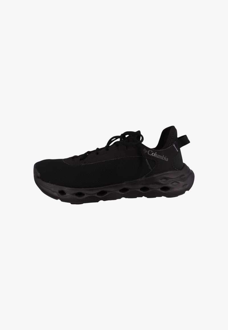 Schwarzer Columbia Sport-Schuh mit atmungsaktivem Mesh-Obermaterial, gepolstertem Sohlenbereich mit ovalen Ausschnitten und Zuglasche an der Ferse.