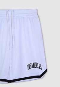 Pantaloni corti in rete bianchi con una vita nera, caratterizzati dalla scritta "LOS ANGELES" ricamata in nero sul lato sinistro inferiore e bordo nero all'orlo.