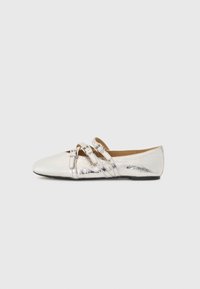 Scarpa piatta di colore argento metallico con punta appuntita, caratterizzata da tre fasce strette sulla parte anteriore e una parte superiore liscia e texture.