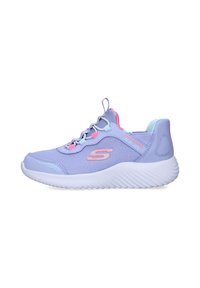Baskets de sport violettes avec une tige en mesh, des lacets élastiques, une semelle blanche, et des accents pastel rose et bleu à l'arrière et sur le côté.