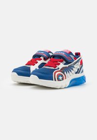 Blå og røde sneakers med en mesh-overdel, hvide accenter og et Captain America-design. Har en velcro-rem og en gennemsigtig blå sål.