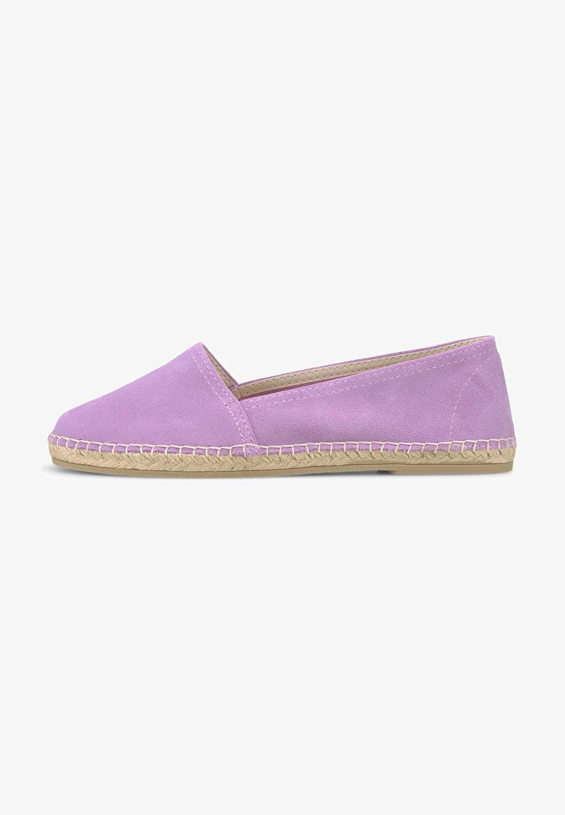 Espadrille de lienzo lila con un diseño plano, suela de yute trenzado y detalles de costura mínimos a lo largo de los bordes. Textura suave en toda su superficie.