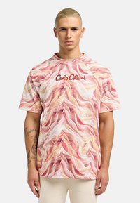 Kurzarmhemd im mehrfarbigen Wellenmuster mit Tönen von Pink, Creme und Gelb, mit "Carlo Colucci" in Rot bestickt.