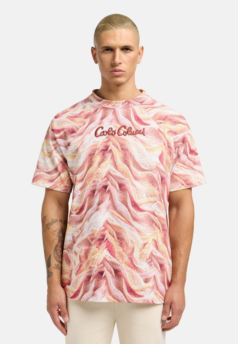 Kurzarmhemd im mehrfarbigen Wellenmuster mit Tönen von Pink, Creme und Gelb, mit "Carlo Colucci" in Rot bestickt.