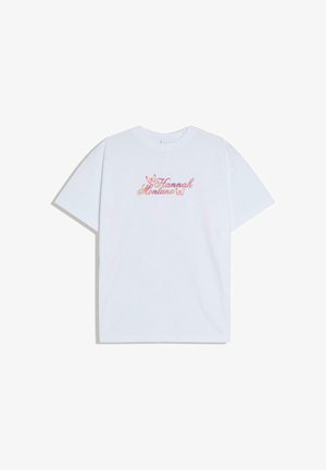 Fehér rövid ujjú póló rózsaszín és narancssárga "Hannah Montana" felirattal, valamint díszítő rózsaszín pillangókkal a mellrészen.