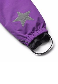 Paarse waterdichte handschoen met een grijze sterrenpatch, elastische manchet en een zwarte binnenvoering. Voorzien van een ronde zwarte handgreep voor gemakkelijke draagbaarheid.
