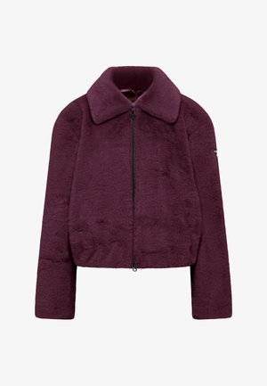 Fioletowa, puszysta kurtka z kołnierzem, zapinana na zamek, z długimi rękawami. Miękka tekstura, lekko skrócony fason, bez widocznych wzorów.
