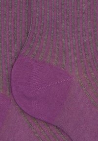 Calzini viola con un motivo a costine in viola chiaro e argento. Texture liscia, punta rinforzata e strisce verticali a contrasto.