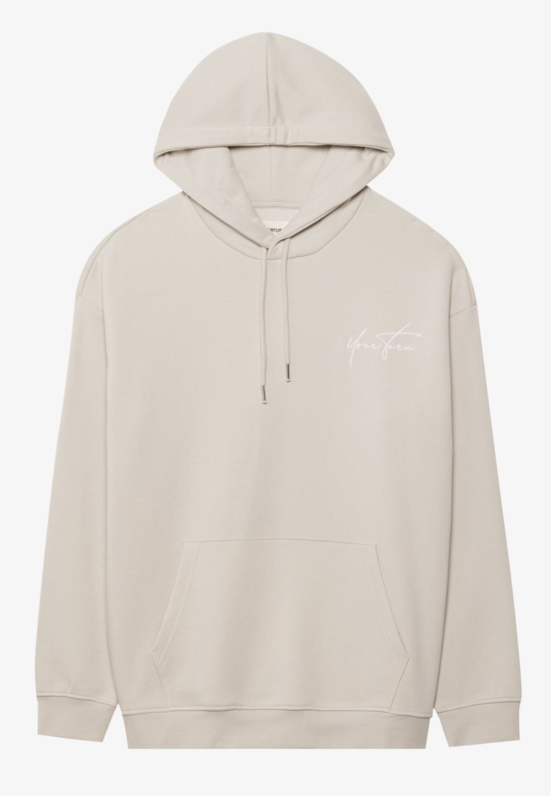Beige Kapuzenpullover aus weichem Stoff, mit einer vorderen Kängurutasche, einer Kapuze mit Zugband und einem weißen, kursiven Logo auf der linken Brust.