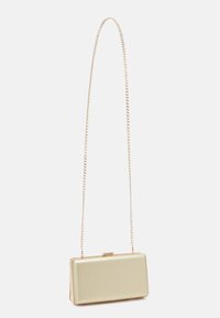 Złota metaliczna kopertówka o prostokątnym kształcie, gładkiej fakturze i łańcuszkowym pasku. Posiada zapięcie na klips u góry.