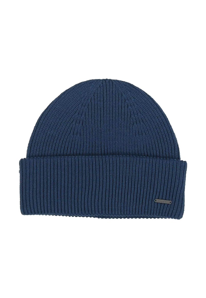 Căciulă tricotată ribbed de culoare bleumarin, cu tiv pliat și etichetă mică din metal pe marginea tivului.