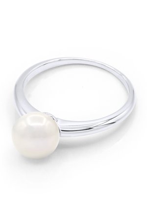 Bague en argent avec une grosse perle blanche unique montée sur un anneau lisse et poli sur fond blanc.